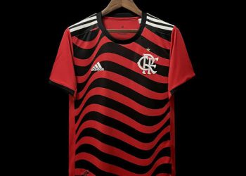 Morador de rua encontra cartão de crédito, compra camisa do Flamengo e acaba preso