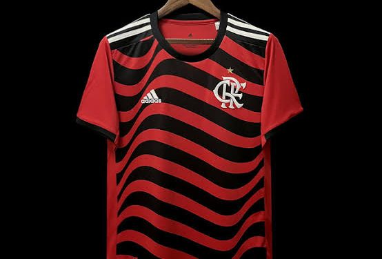 Morador de rua encontra cartão de crédito, compra camisa do Flamengo e acaba preso