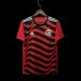 Morador de rua encontra cartão de crédito, compra camisa do Flamengo e acaba preso