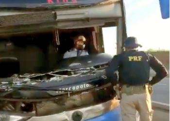 Motorista usa capacete para dirigir ônibus sem para-brisa; veja vídeo