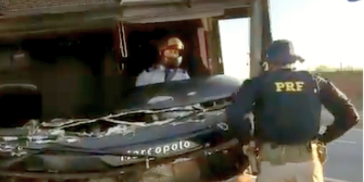 Motorista usa capacete para dirigir ônibus sem para-brisa; veja vídeo