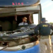Motorista usa capacete para dirigir ônibus sem para-brisa; veja vídeo