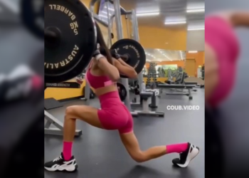 Barra com anilha cai em cima de mulher que tentava exercício ‘arriscado’ em academia
