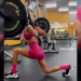 Barra com anilha cai em cima de mulher que tentava exercício ‘arriscado’ em academia