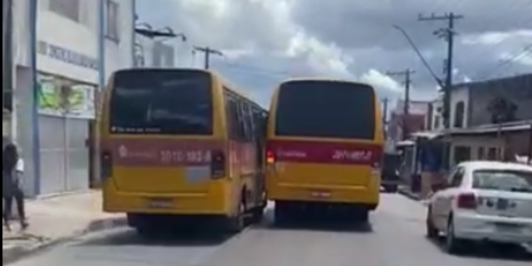 Vídeo: motoristas de ‘amarelinhos’ apostam ‘racha’ em rua de Manaus
