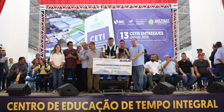Wilson Lima entrega equipamentos a associações rurais beneficiadas com fomento do FPS