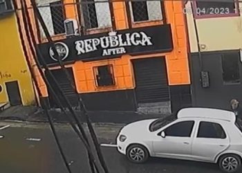 Vídeo mostra atiradores invadindo bar para executar jovem no Centro