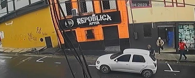Vídeo mostra atiradores invadindo bar para executar jovem no Centro