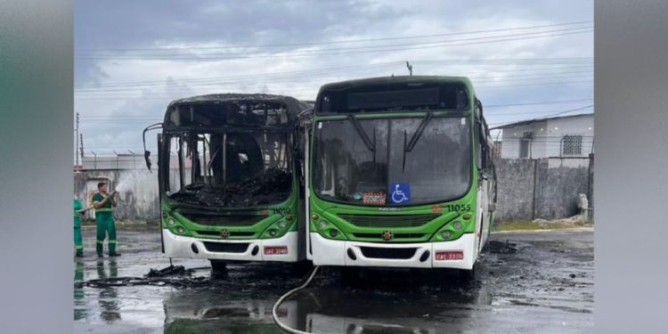 Vídeo: ônibus do transporte público pegam fogo em Manaus