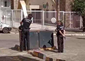 Vídeo: casal joga cadáver de bebê no lixo