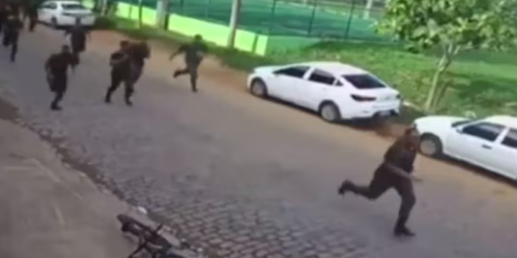 Ladrão é perseguido por pelotão do Exército após furtar bike; assista