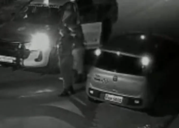 Vídeo: Casal de PMs é flagrado furtando bolsa de dentro de carro na Zona Leste de Manaus