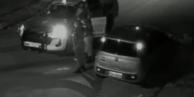 Vídeo: Casal de PMs é flagrado furtando bolsa de dentro de carro na Zona Leste de Manaus