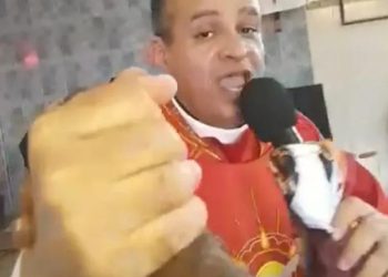 Padre cantando sucesso de Xande de Pilares em missa e viraliza: ‘Tradução da vida dos brasileiros’