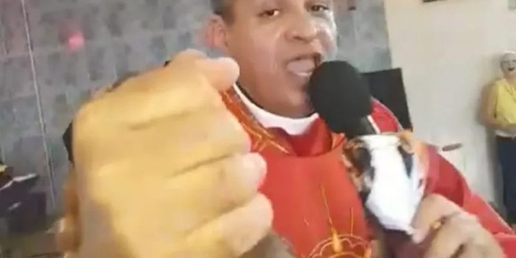 Padre cantando sucesso de Xande de Pilares em missa e viraliza: ‘Tradução da vida dos brasileiros’