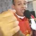 Padre cantando sucesso de Xande de Pilares em missa e viraliza: ‘Tradução da vida dos brasileiros’