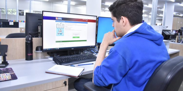 Programa Bolsa Idiomas, da Prefeitura de Manaus, vai beneficiar crianças a partir de 10 anos