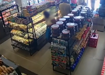 Vovó é presa roubando mortadela e frios; veja vídeo na padaria