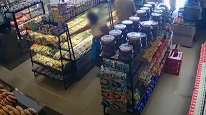 Vovó é presa roubando mortadela e frios; veja vídeo na padaria