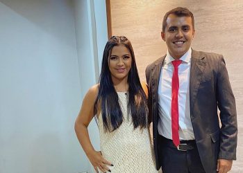 Após perder a guarda da filha, Íris Lins posta foto com advogado: ‘Sendo bem assistida’