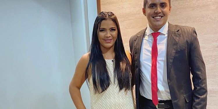 Após perder a guarda da filha, Íris Lins posta foto com advogado: ‘Sendo bem assistida’