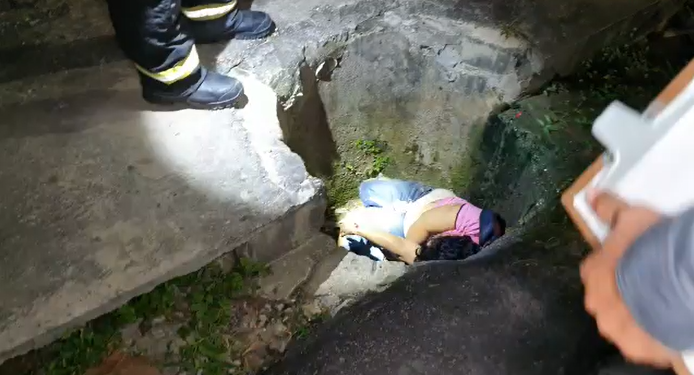 Vídeo: Rota do Distrito atropela mãe e filho e mulher morre ao cair dentro de bueiro