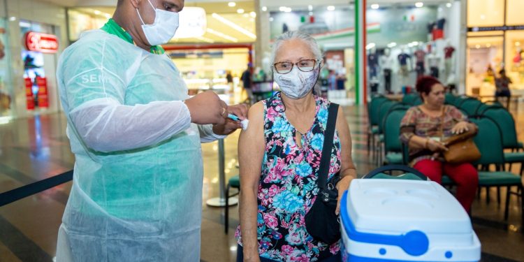 Prefeitura de Manaus chama atenção para baixa adesão de grupos prioritários na vacinação contra a influenza