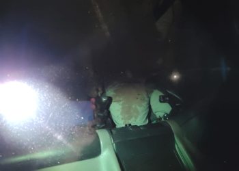 Carro é abandonado em ramal com cadáver metralhado dentro