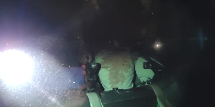 Carro é abandonado em ramal com cadáver metralhado dentro