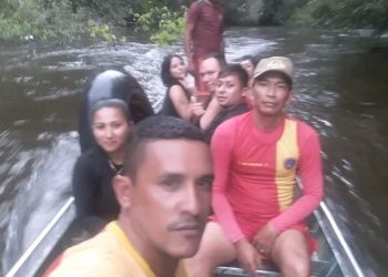 Araras atacam banhistas, boia vira e eles ficam à deriva em Rio Preto da Eva