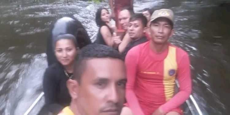 Araras atacam banhistas, boia vira e eles ficam à deriva em Rio Preto da Eva