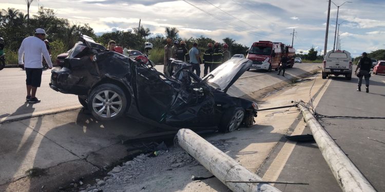 Motorista fica gravemente ferido após sair da pista e atingir poste; veja imagens