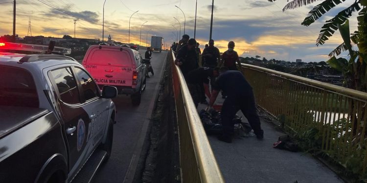 Homem é encontrado morto embaixo da ponte do São Raimundo; veja imagens
