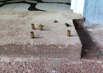 Idosa é baleada na cabeça durante atentado contra o neto