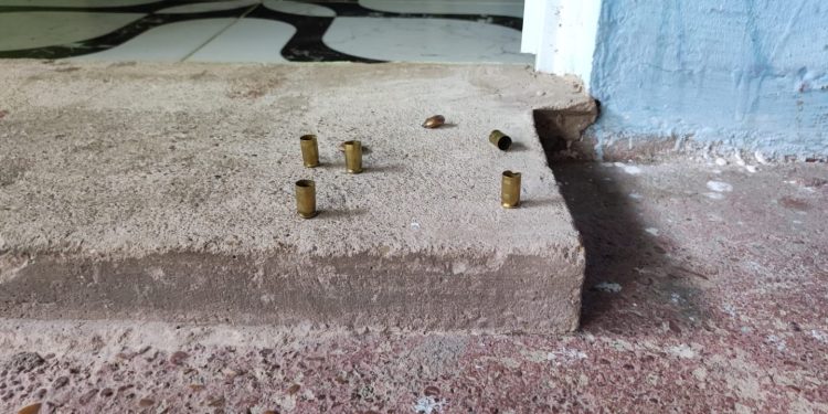 Idosa é baleada na cabeça durante atentado contra o neto