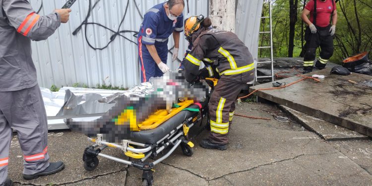 Tentando roubar fio, morador de rua recebe choque elétrico