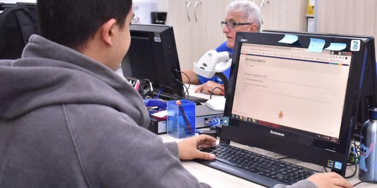 Bolsa Idiomas abre inscrições nesta quarta (26) e contempla crianças a partir de 10 anos
