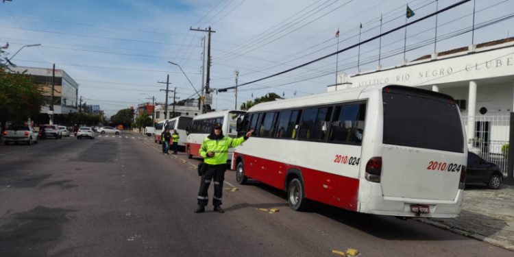 Executivos em Manaus são flagrados rodando com pneus carecas