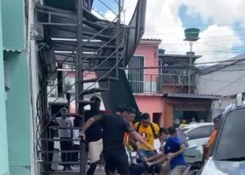 Vídeo: acusado de roubo, homem leva bando de bicuda em Manaus