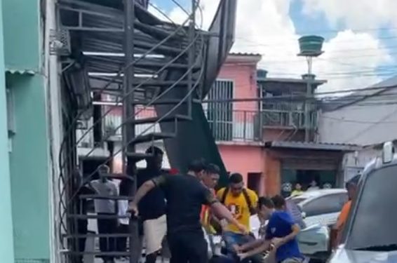 Vídeo: acusado de roubo, homem leva bando de bicuda em Manaus