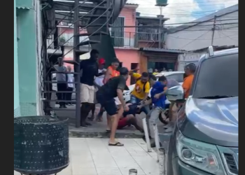 Suspeito de tentar roubar moto na Zona Sul de Manaus é punido: ‘Tão amassando ele’; vídeo