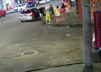 Câmera flagra quarteto em carro fazendo arrastão em dois casais no Educandos; veja