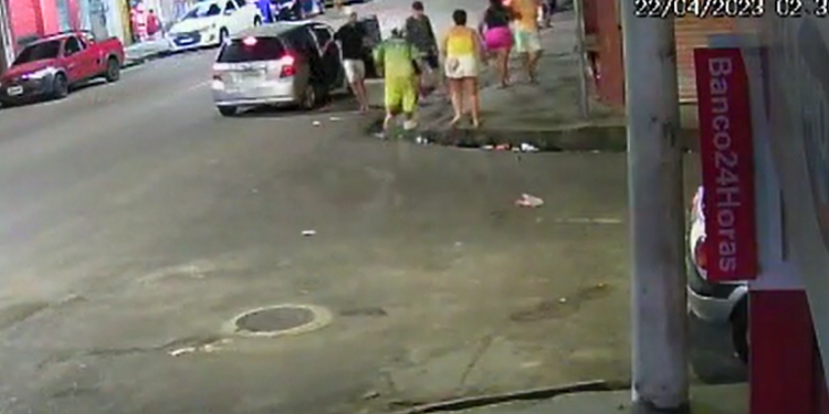Câmera flagra quarteto em carro fazendo arrastão em dois casais no Educandos; veja