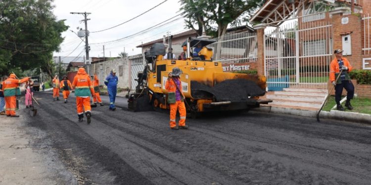 Prefeitura de Manaus leva 600 toneladas de asfalto ao Parque Dez
