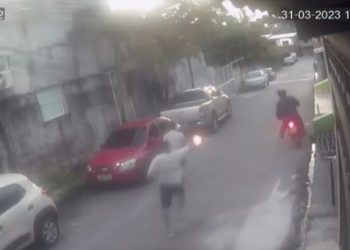 Câmeras registram motoqueiro sendo baleado ao sofrer tentativa de assalto em Manaus; veja