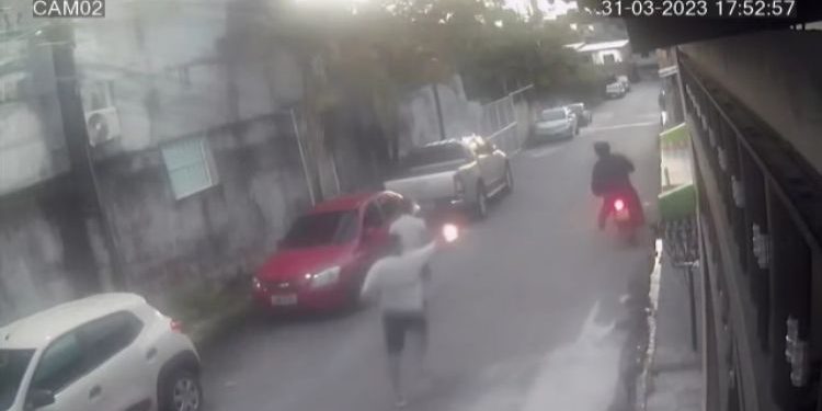 Câmeras registram motoqueiro sendo baleado ao sofrer tentativa de assalto em Manaus; veja