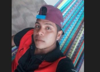 Vídeo: Família fica desesperada ao ver rapaz morto a tiros em plena Sexta-Feira Santa, em Coari