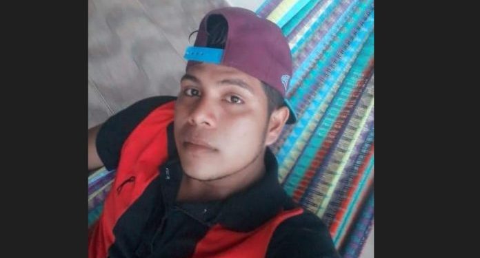 Vídeo: Família fica desesperada ao ver rapaz morto a tiros em plena Sexta-Feira Santa, em Coari