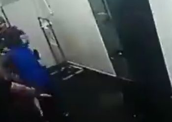 Vídeo: suspeito de estupro luta com policial na delegacia e morre com tiro na cabeça