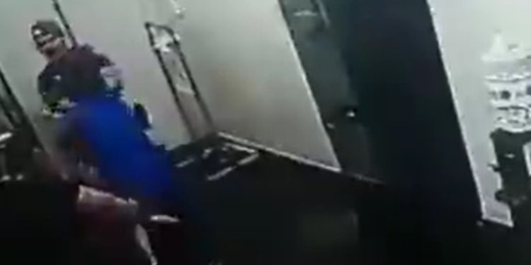 Vídeo: suspeito de estupro luta com policial na delegacia e morre com tiro na cabeça